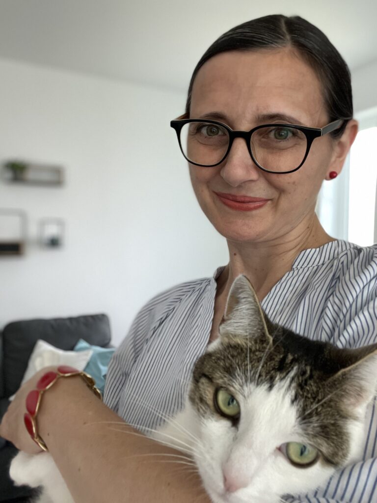 Sonia Schmitt mit der Katze Charlie