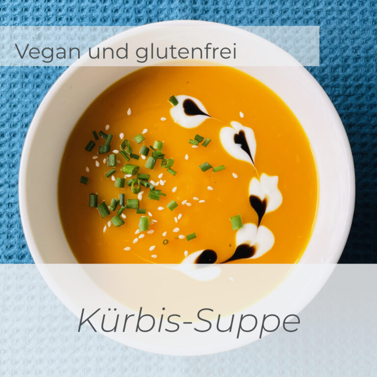 Vegetarische Hokkaido-Kürbissuppe dekoriert mit Toppings